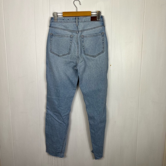 Hollister Ultra High-Rise Ripped Light Wash Mom Jeans Sz 26 - Picture 10 of 13